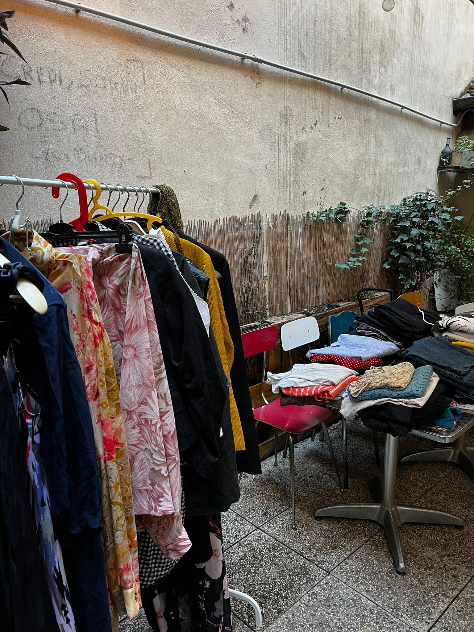 Un negozio ambulante di abbigliamento per lo SWAP PARTY in Piazzetta delle Operaie